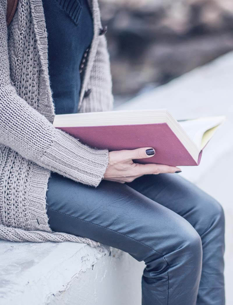 Jongere met een boek in een rustige omgeving